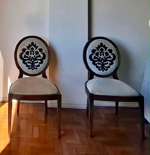 Conjunto de 04 cadeiras estofadas