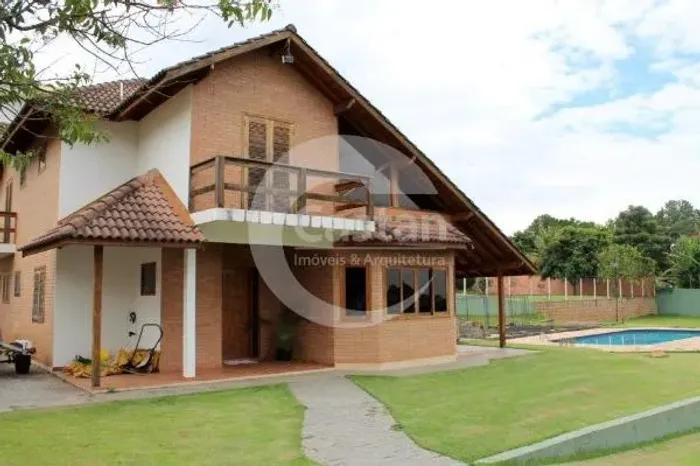 casa em itú com 1.980 m² em condomínio fechado com piscina.