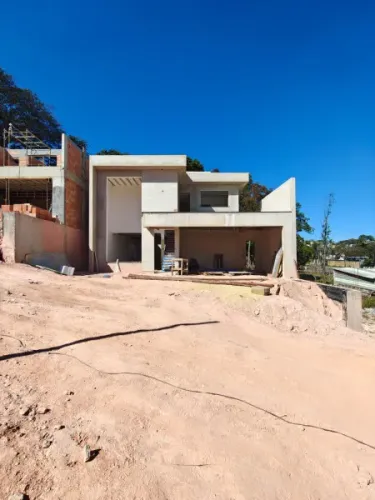 LINDA CASA COM 04 QUARTOS, PISCINA, EM CONDOMINIO FECHADO EM CONTAGEM BAIRRO QUINTAS COLON