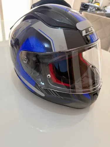 Vende-se 2 capacetes NUNCA USADOS 