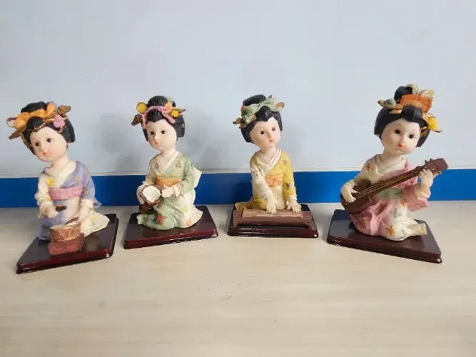 Enfeite Bonecas Japonesinhas Resina (4 bonecas)