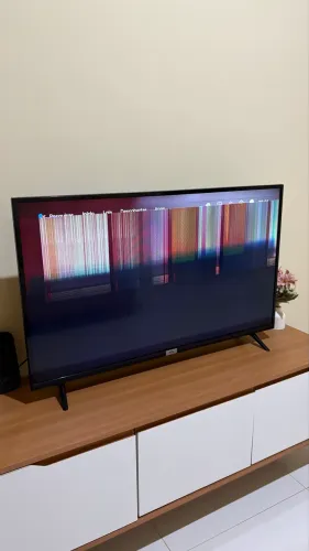 TV TCL 43 polegadas com defeito na tela