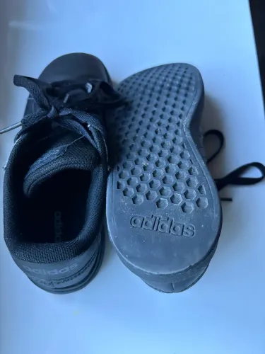 Tênis escolar preto adidas