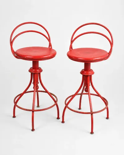 Banquetas vermelhas estilo retrô/industrial