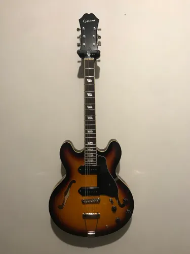 Epiphone Casino Sunburst com caps lollar mais outros ups. Confira a discrção.