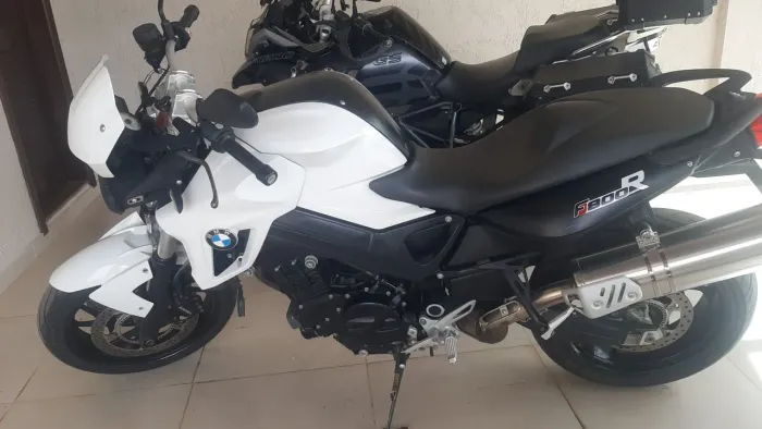 Moto novíssima. BMW f800r, só 24 mil km.