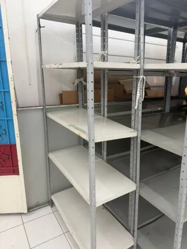 Prateleira de Aço Usada  5 Divisórias, Resistente e Pronta para uso. Ótima para depósito 
