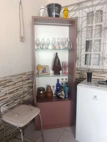 Cristaleira / Armário Multiuso com Prateleiras de Vidro e Balcão - Ótimo Estado