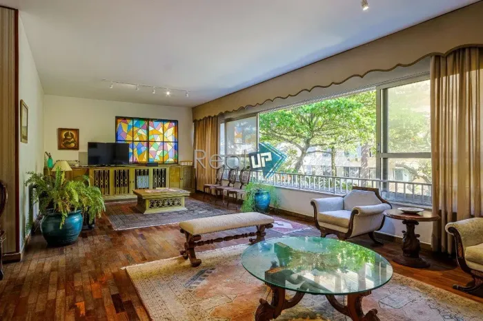 BS IMOBILIÁRIA Vende !!! Imóvel na quadra da praia, prédio recuado de alto padrão bem admi