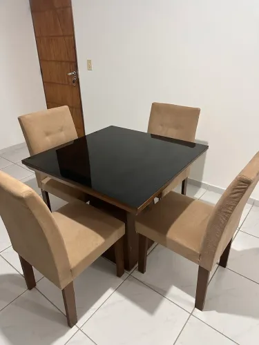 Mesa com 4 cadeiras