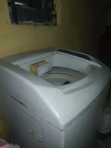 Máquina de lavar roupa com defeito
