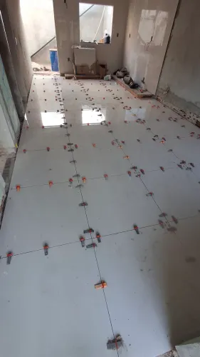 Trabalho com instalação de cerâmica porcelanato e pedras de mármore