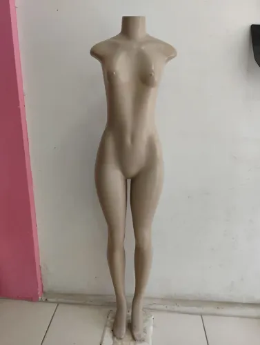 Manequim feminina inteira com pé
