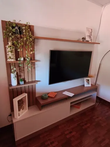 Painel com rack ripado