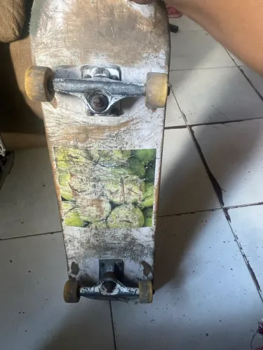 Skate semi novo