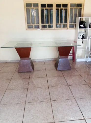 Mesa com tampo em vidro 6 lugares pés em madeira 2 de comprimento 1de largura