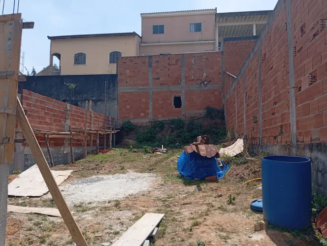 PARTICULAR!! Terreno 8x16 com muro