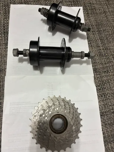 Vendo conjunto de cubos (diant/traseiro) + catraca 8V 