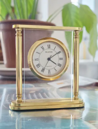 Relógio de mesa Bulova original quartz japonês dourado