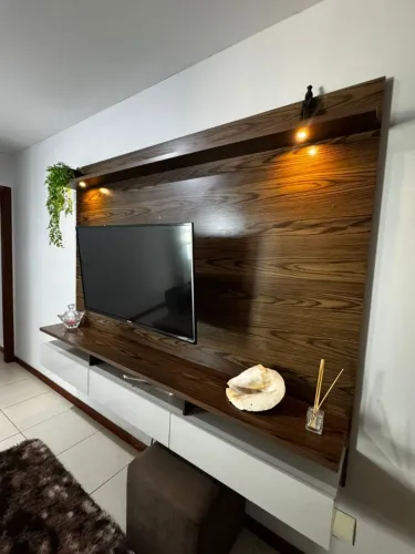 rack e painel de televisão