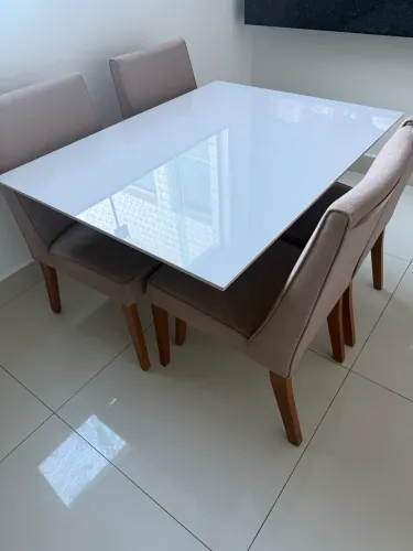 Vendo mesa de jantar 4 cadeiras perfeita!