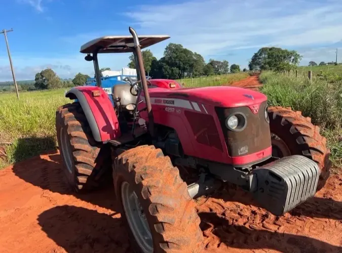 TRATOR AGRÍCOLA