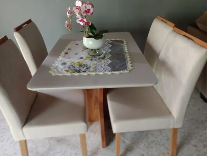 VEMDO MESA DE JANTAR COM 4 CADEIRAS