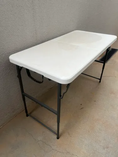 Mesa dobrável e cadeiras 