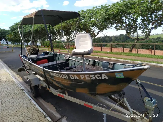 Vendo um barco