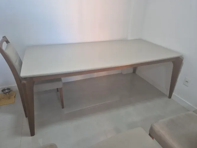 Mesa de 8 lugares de madeira e vidro