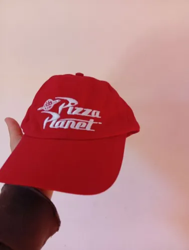Boné Pizza Planet vermelho