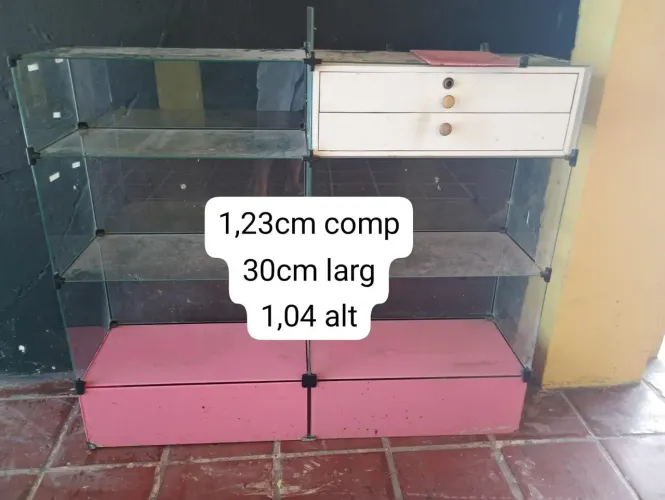Balcão vitrine em vidro com gavetas