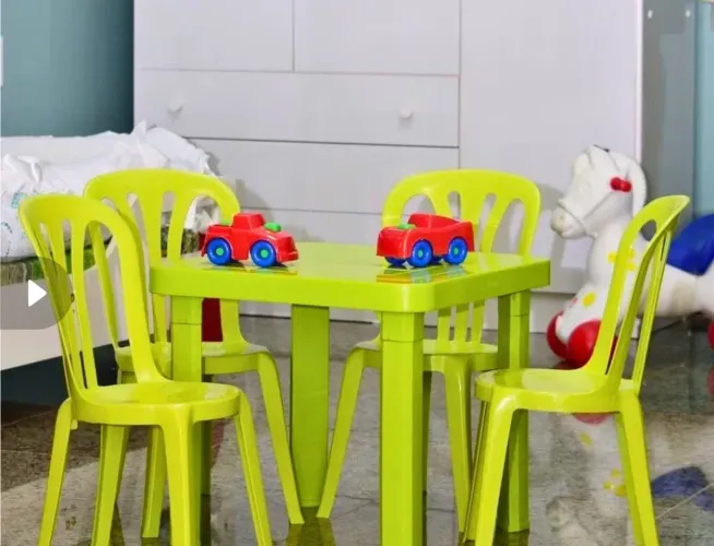 Conjunto de mesa com 4 cadeiras infantil