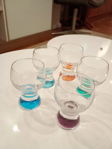 5 taças licor cristal com base colorida 