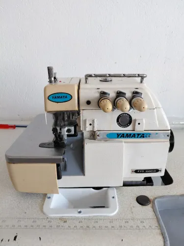 Máquina de costura overloque