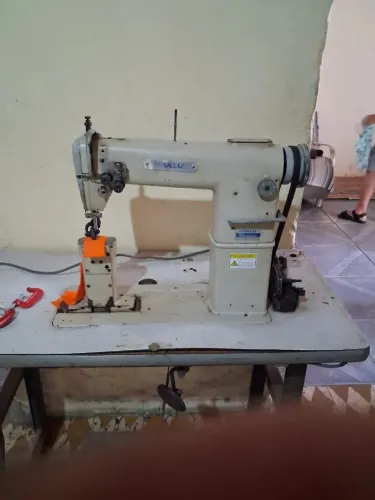 Vende-se máquina de costura