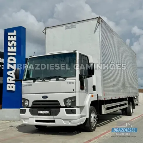 Ford Cargo 1119 2018 baú 8 x 2,8m 50,8m3