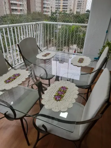 Mesa de jantar retangular com cadeiras