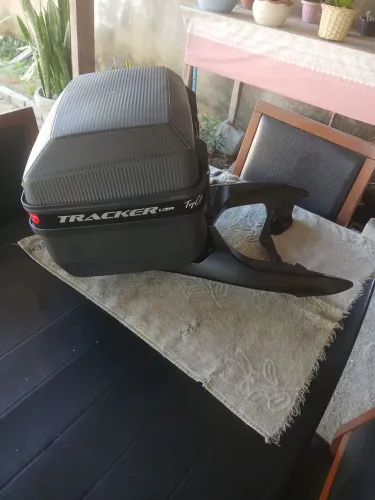 Suporte e baú para Nmax já parafusado é só colocar na moto 