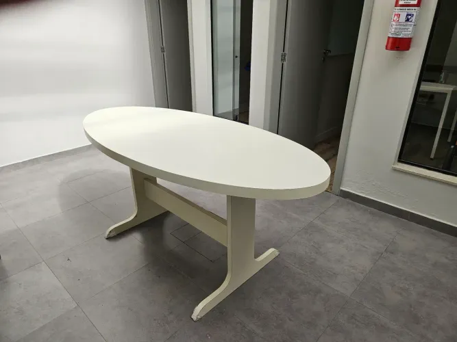 Mesa oval para reuniões.