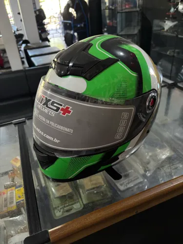 Vendo capacetes esportivos