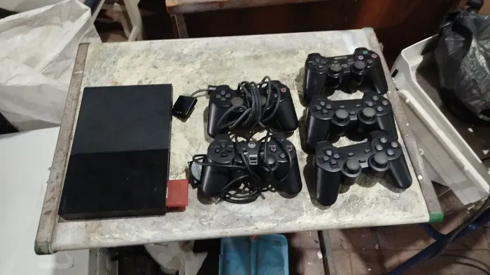 Vídeo game com controle e CD vendendo no estado 