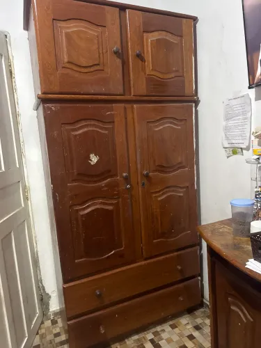 Vendo guarda-roupa semi novo de madeira pura