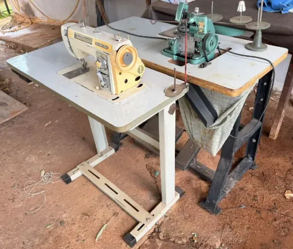 MAQUINA OVERLOCK CHINESINHA COM MESA E MAQUINA DE COSTURA RETA JUNTAS