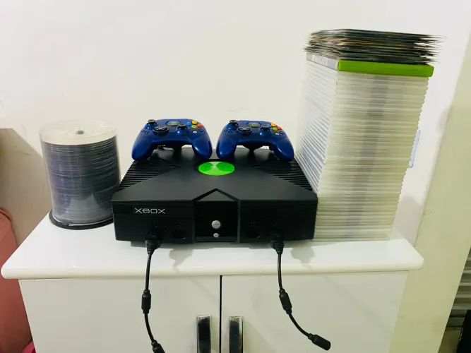 Xbox clássico destravado + 227 jogos e 2 controles originais