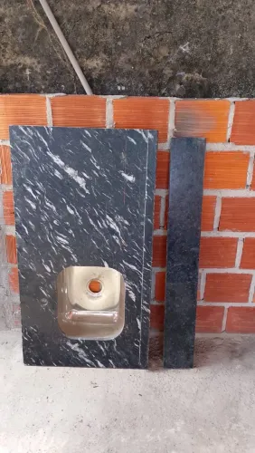 Bancada de mármore com pia de aço inox 