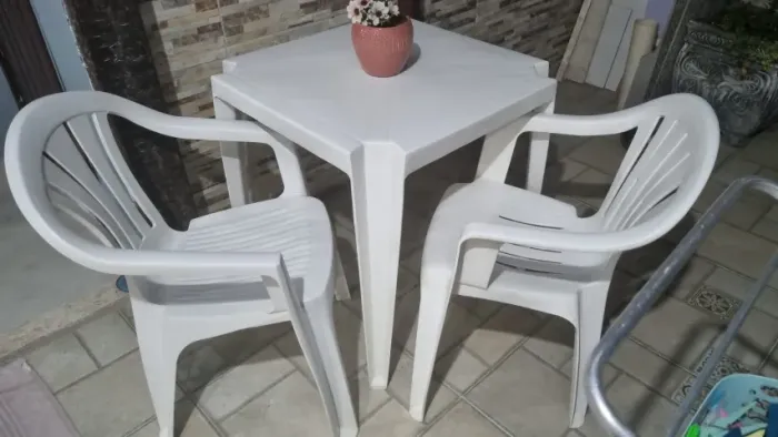 MESA PLASTICO BRANCA COM 2 CADEIRAS