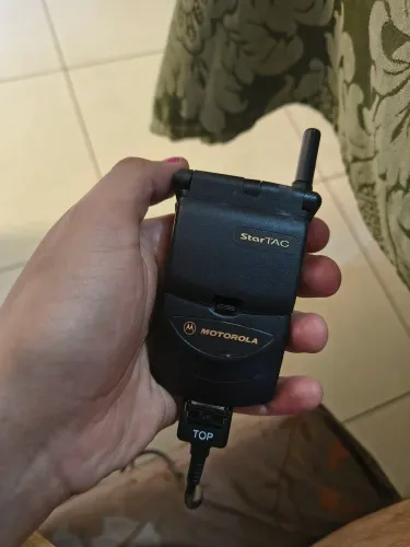 Celular StarTAC (1996) com acessórios