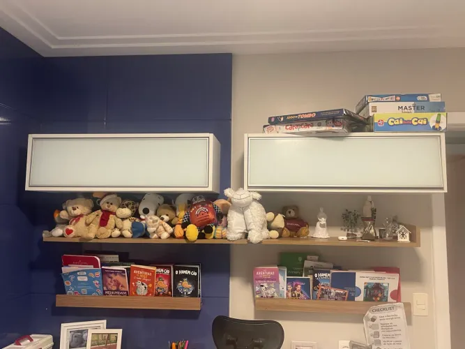 Bancada, prateleira, armários superiores e cômoda de quarto infantil