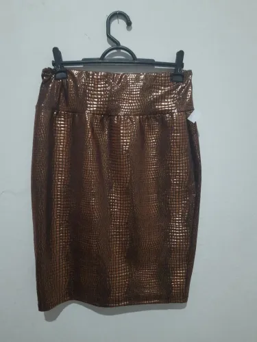 Saia de poliéster dourado nova
